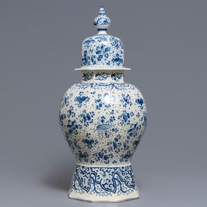 Un grand vase couvert en faïence de Delft en bleu et blanc, début du 18ème — photo 4