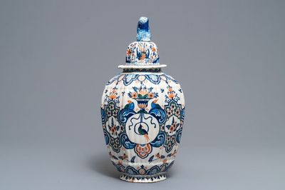 Un grand vase couvert en faïence de Delft en palette cachemire, 1ère moitié du 18ème