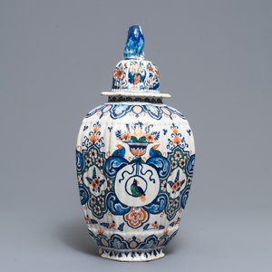 Un grand vase couvert en faïence de Delft en palette cachemire, 1ère moitié du 18ème — photo 3