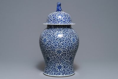 Un grand vase couvert en porcelaine de Chine bleu et blanc, 19ème