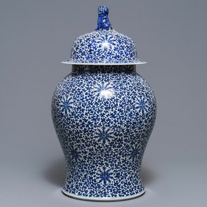 Un grand vase couvert en porcelaine de Chine bleu et blanc, 19ème — photo 1