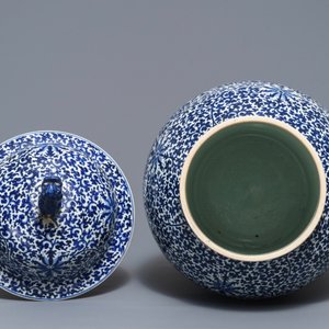 Un grand vase couvert en porcelaine de Chine bleu et blanc, 19ème — photo 5