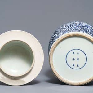 Un grand vase couvert en porcelaine de Chine bleu et blanc, 19ème — photo 6