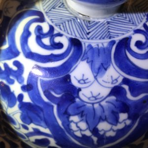 Un grand vase couvert en porcelaine de Chine bleu et blanc aux médaillons de paysages, Kangxi — photo 15