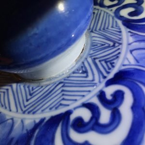 Un grand vase couvert en porcelaine de Chine bleu et blanc aux médaillons de paysages, Kangxi — photo 18