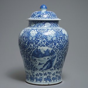 Un grand vase couvert en porcelaine de Chine bleu et blanc aux médaillons de paysages, Kangxi — photo 3
