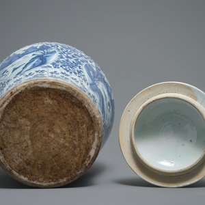 Un grand vase couvert en porcelaine de Chine bleu et blanc aux médaillons de paysages, Kangxi — photo 6