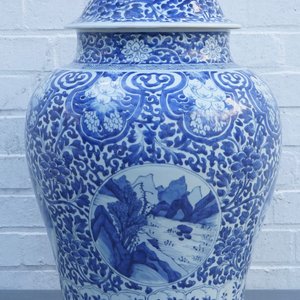 Un grand vase couvert en porcelaine de Chine bleu et blanc aux médaillons de paysages, Kangxi — photo 8