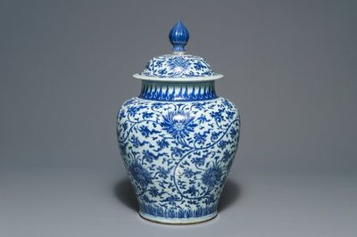 Un grand vase couvert en porcelaine de Chine bleu et blanc aux rinceaux de lotus, Kangxi