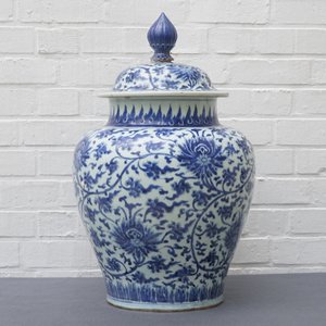 Un grand vase couvert en porcelaine de Chine bleu et blanc aux rinceaux de lotus, Kangxi — photo 22