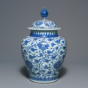 Un grand vase couvert en porcelaine de Chine bleu et blanc aux rinceaux de lotus, Kangxi — photo 4