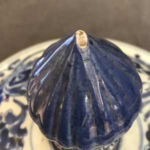 Un grand vase couvert en porcelaine de Chine bleu et blanc aux rinceaux de lotus, Kangxi — photo 7
