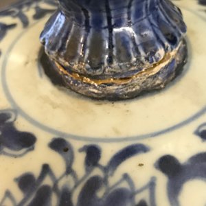 Un grand vase couvert en porcelaine de Chine bleu et blanc aux rinceaux de lotus, Kangxi — photo 8