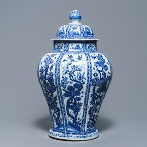 Un grand vase couvert en porcelaine de Chine bleu et blanc, Kangxi — photo 2