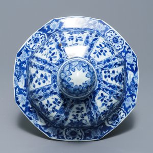 Un grand vase couvert en porcelaine de Chine bleu et blanc, Kangxi — photo 8