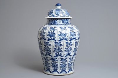 Un grand vase couvert en porcelaine de Chine bleu et blanc, Kangxi