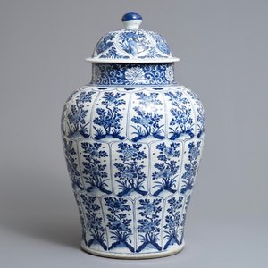 Un grand vase couvert en porcelaine de Chine bleu et blanc, Kangxi — photo 1
