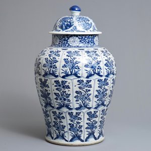 Un grand vase couvert en porcelaine de Chine bleu et blanc, Kangxi — photo 3