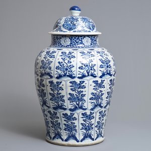Un grand vase couvert en porcelaine de Chine bleu et blanc, Kangxi — photo 4