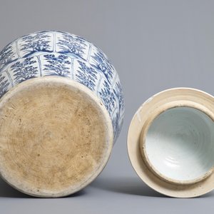 Un grand vase couvert en porcelaine de Chine bleu et blanc, Kangxi — photo 6