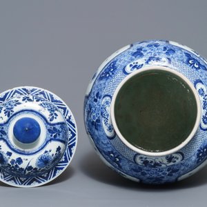 Un grand vase couvert en porcelaine de Chine bleu et blanc, Kangxi — photo 5
