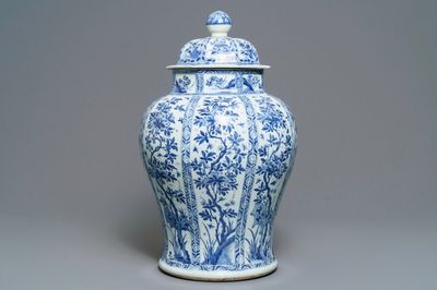 Un grand vase couvert en porcelaine de Chine bleu et blanc, Kangxi
