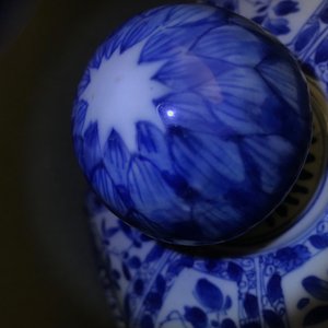 Un grand vase couvert en porcelaine de Chine bleu et blanc, Kangxi — photo 11