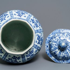 Un grand vase couvert en porcelaine de Chine bleu et blanc, Kangxi — photo 5