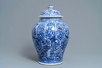 Un grand vase couvert en porcelaine de Chine bleu et blanc, Kangxi