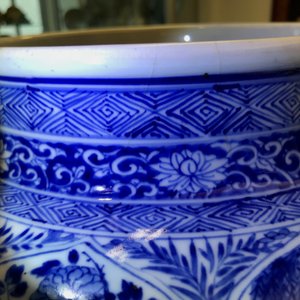 Un grand vase couvert en porcelaine de Chine bleu et blanc, Kangxi — photo 30