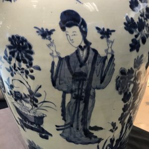 Un grand vase couvert en porcelaine de Chine bleu et blanc, Kangxi — photo 19