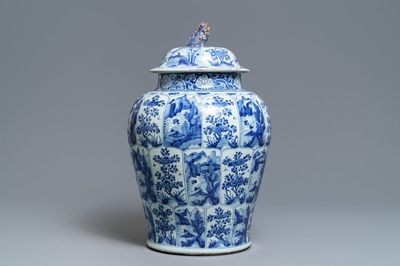 Un grand vase couvert en porcelaine de Chine bleu et blanc, Kangxi