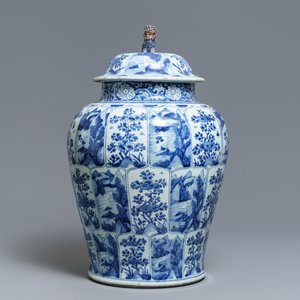 Un grand vase couvert en porcelaine de Chine bleu et blanc, Kangxi — photo 4