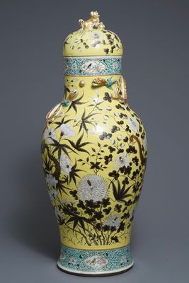Un grand vase couvert en porcelaine de Chine de style Dayazhai, 19ème