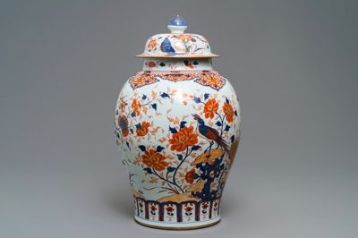 Un grand vase couvert en porcelaine de Chine de style Imari, Kangxi