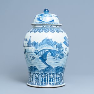 Un grand vase couvert en porcelaine de Chine en bleu et blanc, 19ème — photo 2