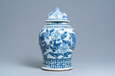 Un grand vase couvert en porcelaine de Chine en bleu et blanc à décor de dragons, 19ème
