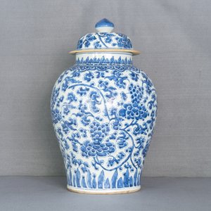 Un grand vase couvert en porcelaine de Chine en bleu et blanc, Kangxi — photo 7