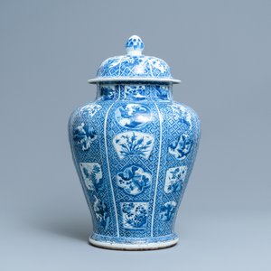 Un grand vase couvert en porcelaine de Chine en bleu et blanc, Kangxi — photo 2