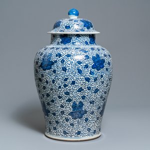Un grand vase couvert en porcelaine de Chine en bleu et blanc, Kangxi — photo 4