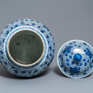 Un grand vase couvert en porcelaine de Chine en bleu et blanc, Kangxi — photo 5