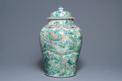 Un grand vase couvert en porcelaine de Chine famille verte à décor de paysages fluviales, Kangxi