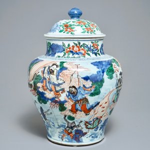 Un grand vase couvert en porcelaine de Chine wucai à décor mythologique, époque Transition — photo 1