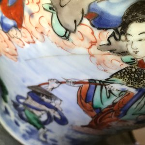 Un grand vase couvert en porcelaine de Chine wucai à décor mythologique, époque Transition — photo 22