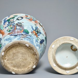 Un grand vase couvert en porcelaine de Chine wucai à décor mythologique, époque Transition — photo 6