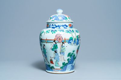 Un grand vase couvert en porcelaine de Chine wucai, époque Transition