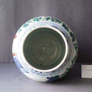 Un grand vase couvert en porcelaine de Chine wucai, époque Transition — photo 9