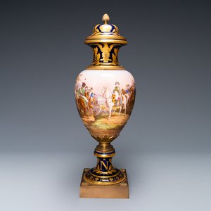 Un grand vase couvert figurant Napoleon en porcelaine dans le style de Sèvres à monture en bronze doré, signé Desprez, France, 19ème — photo 1