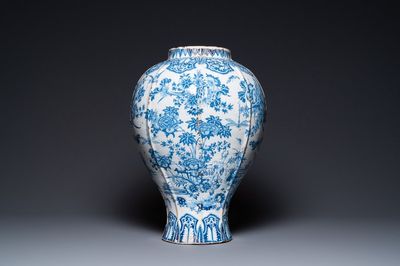 Un grand vase de forme balustre en faïence en bleu et blanc, Delft ou Francfort, fin du 17ème