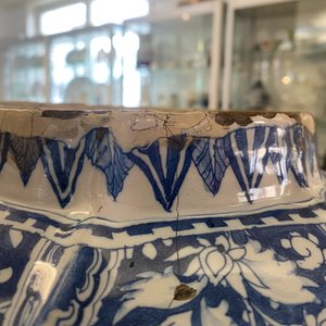 Un grand vase de forme balustre en faïence en bleu et blanc, Delft ou Francfort, fin du 17ème — photo 11